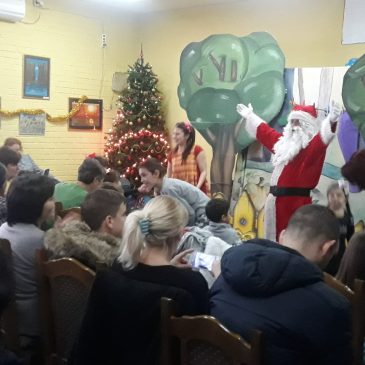 НОВОГОДИШЊА ПРЕДСТАВА И ДОДЕЛА ПАКЕТИЋА И ЏЕПАРЦА ЗА ДЕЦУ ИЗ ХРАНИТЕЉСКИХ ПОРОДИЦА